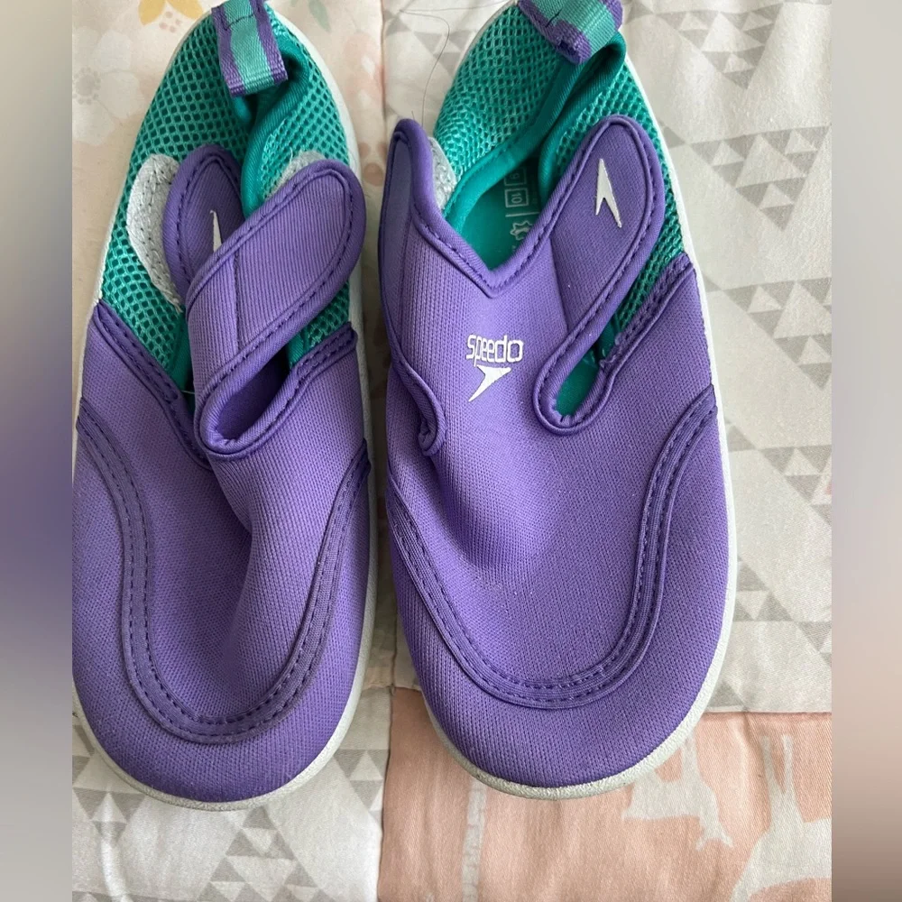 Speedo water shoes for toddlers size 9/10